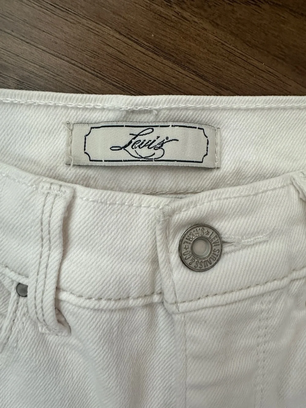 Levi's 512 Perfectly Slimming Women’s Sz 8Cream Denim Bermuda Shorts ✨